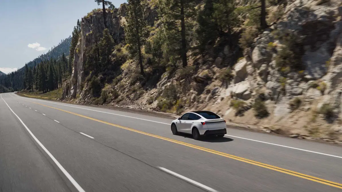 Tesla Model Y Standard 2025: arriva l'elettrica più accessibile che cambierà il mercato (6)