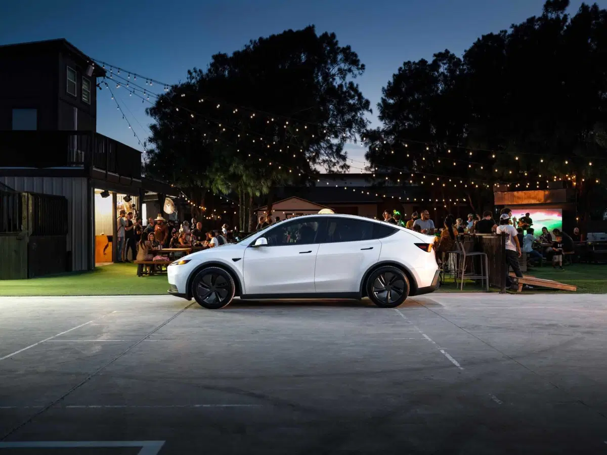 Tesla Model Y Standard 2025: arriva l'elettrica più accessibile che cambierà il mercato (11)
