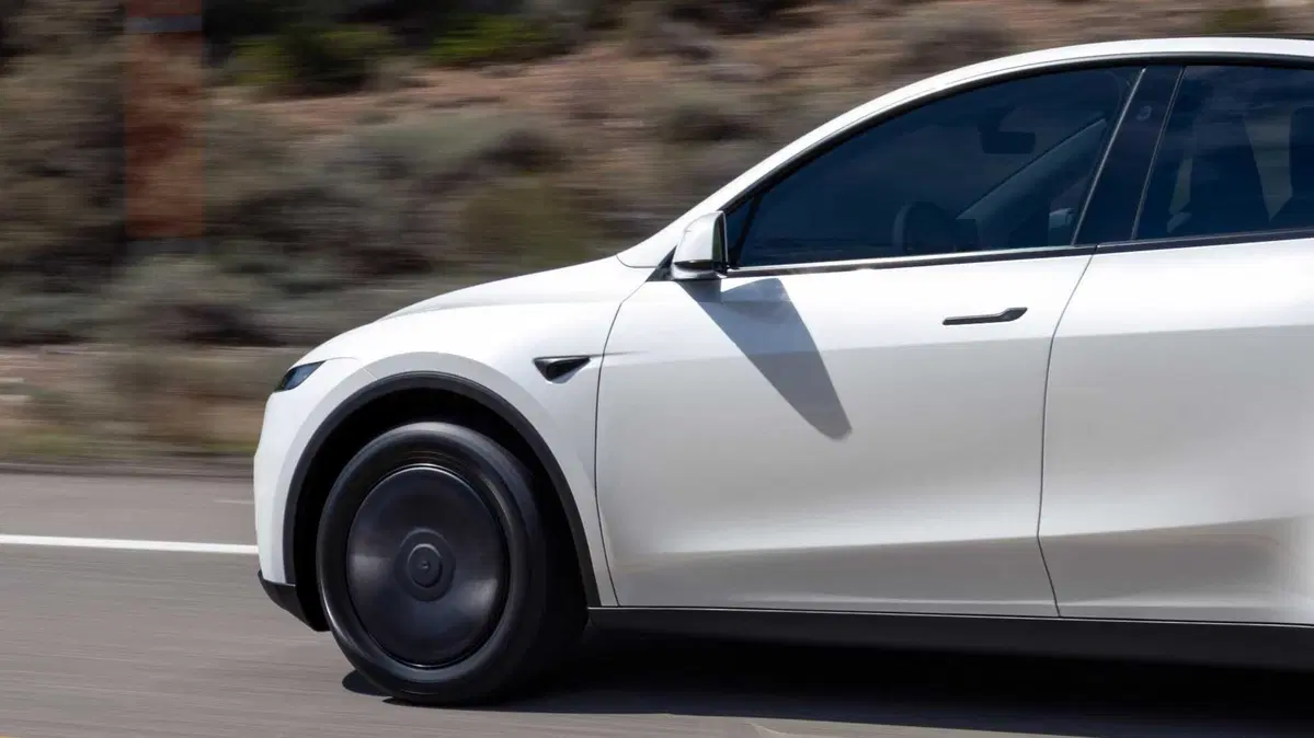 Tesla Model Y Standard 2025: arriva l'elettrica più accessibile che cambierà il mercato (14)