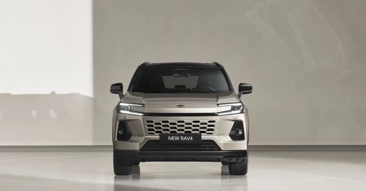Toyota RAV4 2026, svelati i prezzi ufficiali per l'Italia: 100 km in elettrico, 304 CV e 4 allestimenti. Ecco quanto costa
