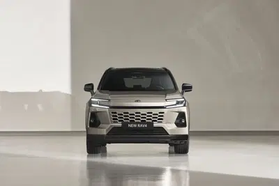 Toyota RAV4 2026, svelati i prezzi ufficiali per l'Italia: 100 km in elettrico, 304 CV e 4 allestimenti. Ecco quanto costa