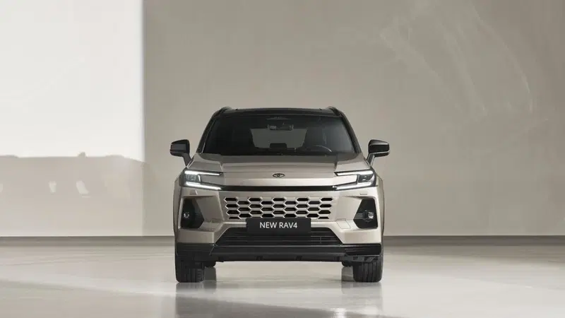 Toyota RAV4 2026, svelati i prezzi ufficiali per l'Italia: 100 km in elettrico, 304 CV e 4 allestimenti. Ecco quanto costa