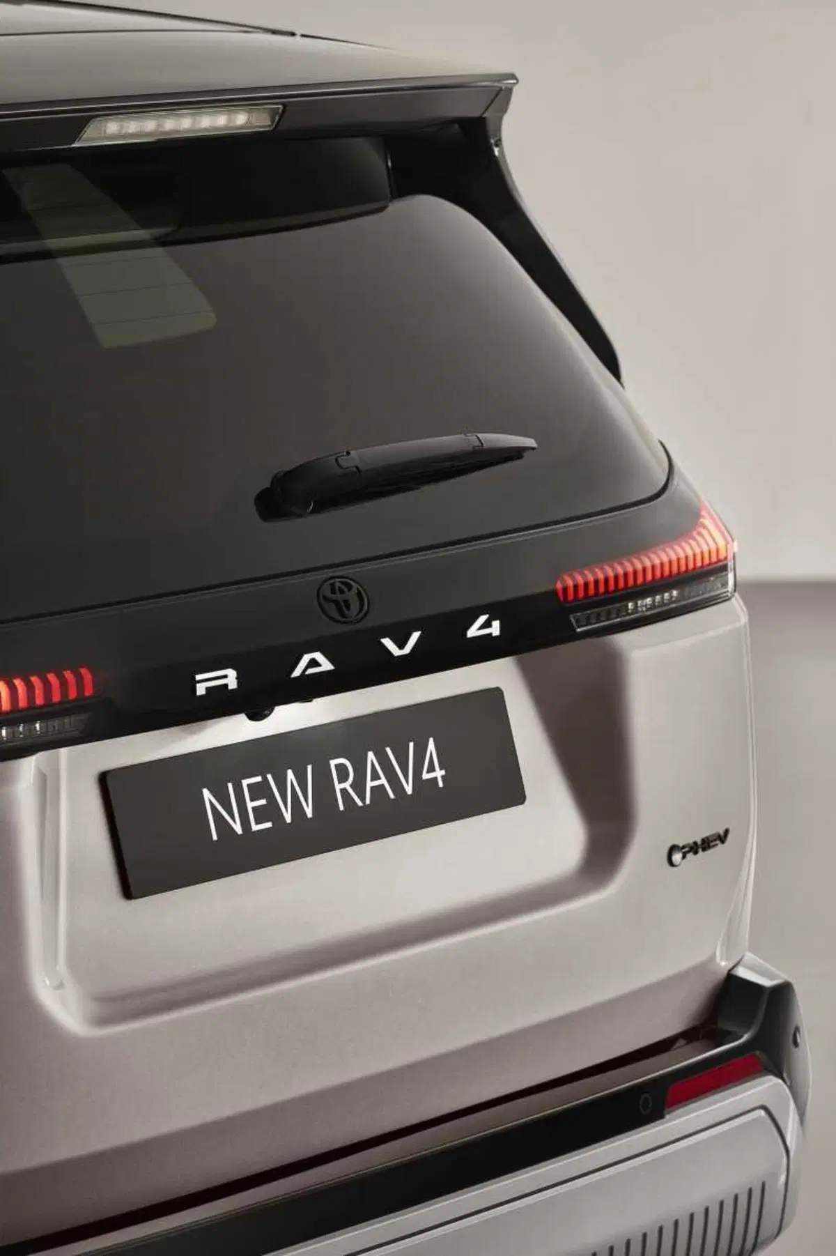 Toyota RAV4 2026: la nuova generazione ibrida arriva in Italia con 100 km di autonomia elettrica. Ordini aperti!