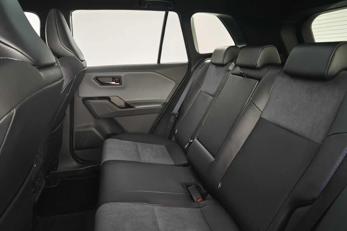 Toyota RAV4 2026: la nuova generazione ibrida arriva in Italia con 100 km di autonomia elettrica. Ordini aperti! (13)