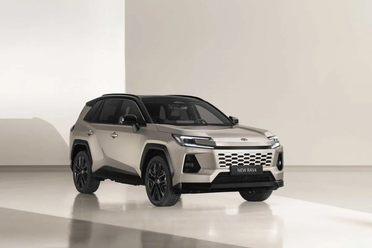 Toyota RAV4 2026: la nuova generazione ibrida arriva in Italia con 100 km di autonomia elettrica. Ordini aperti! (18)