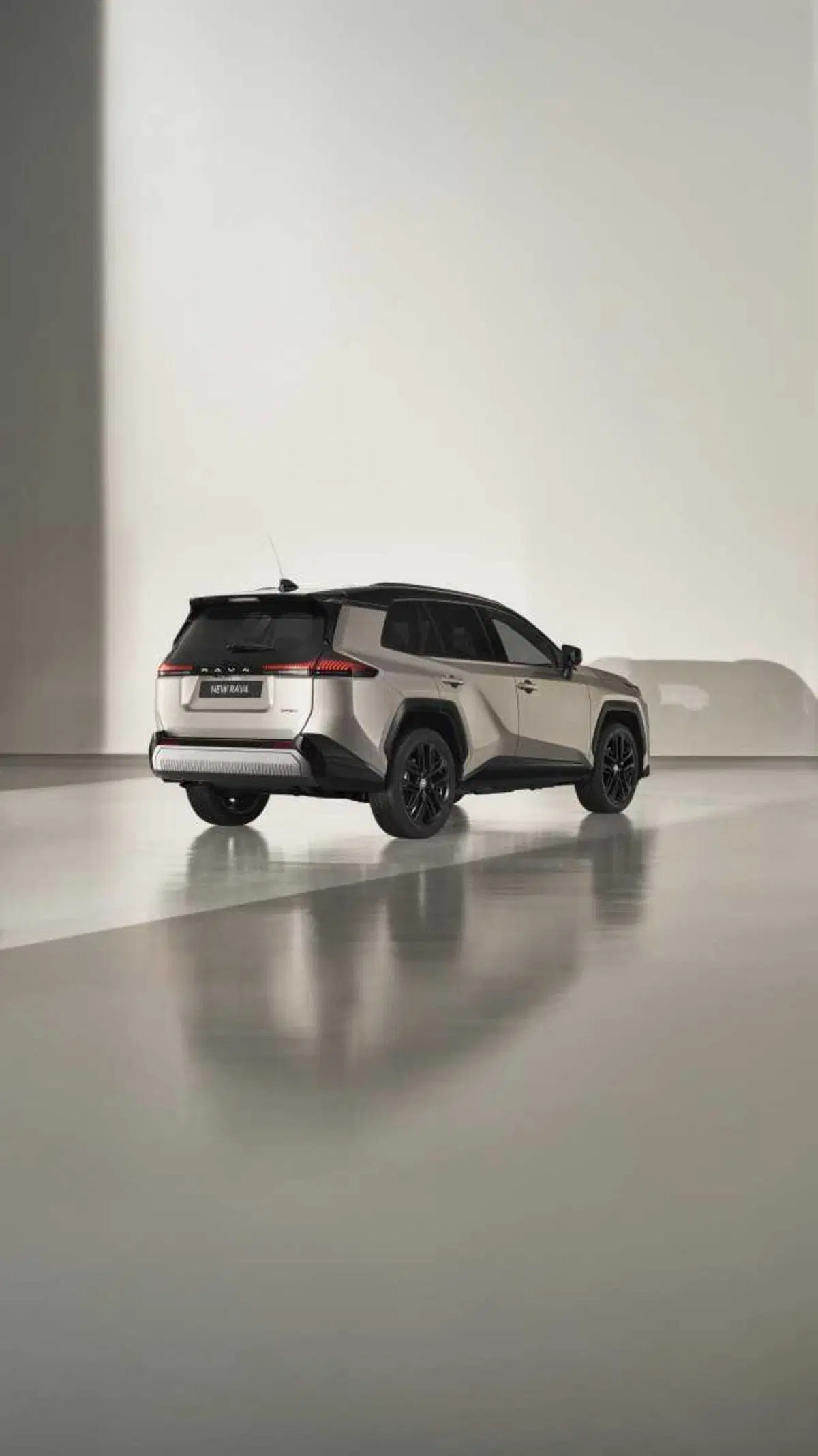 Toyota RAV4 2026: la nuova generazione ibrida arriva in Italia con 100 km di autonomia elettrica. Ordini aperti! (20)