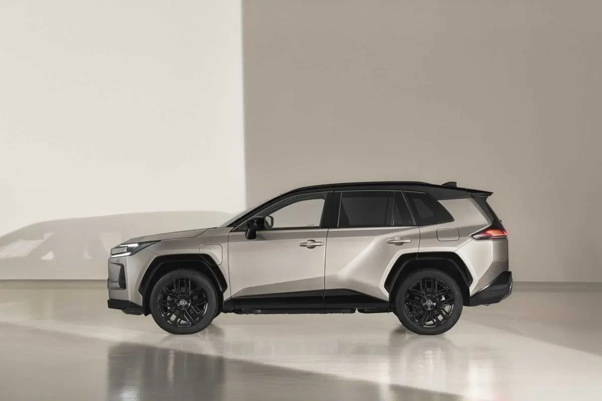 Toyota RAV4 2026: la nuova generazione ibrida arriva in Italia con 100 km di autonomia elettrica. Ordini aperti! (25)