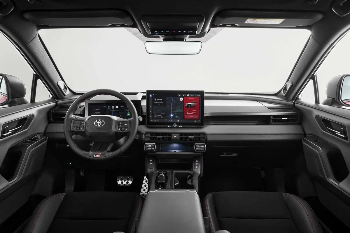 Toyota RAV4 2026: la nuova generazione ibrida arriva in Italia con 100 km di autonomia elettrica. Ordini aperti! (32)