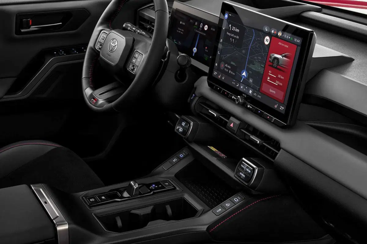 Toyota RAV4 2026: la nuova generazione ibrida arriva in Italia con 100 km di autonomia elettrica. Ordini aperti! (34)