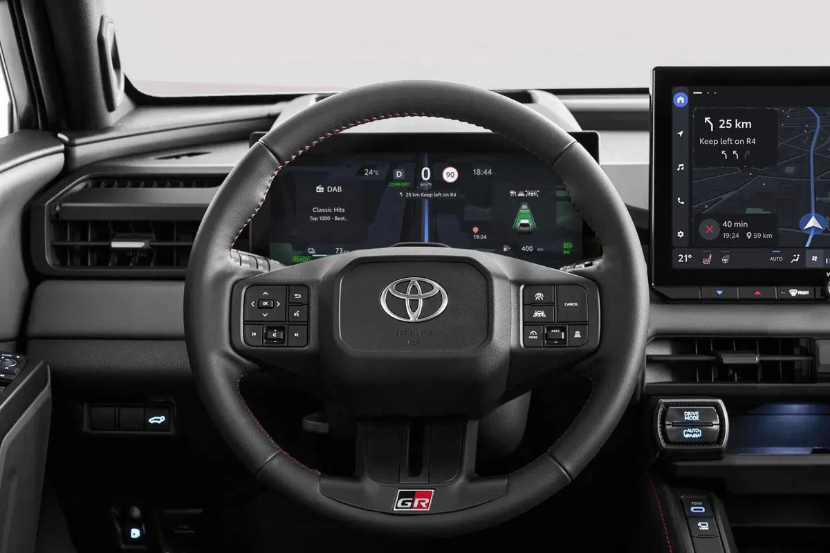 Toyota RAV4 2026: la nuova generazione ibrida arriva in Italia con 100 km di autonomia elettrica. Ordini aperti! (36)