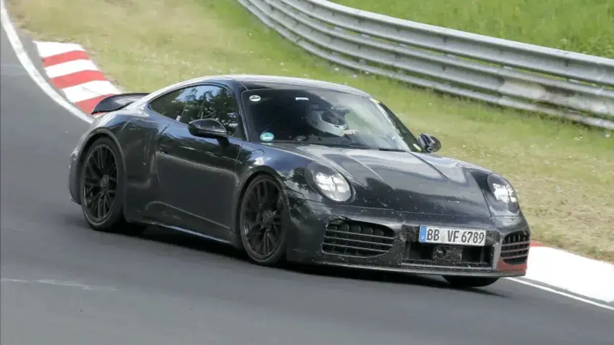 Misteriosa Porsche 911 Turbo sorpresa nei test: niente ala posteriore e look “pulito”. Che cosa ci sta nascondendo?
