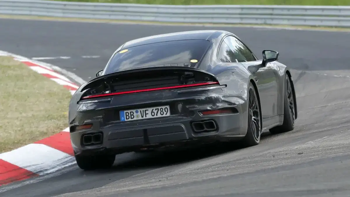Misteriosa Porsche 911 Turbo sorpresa nei test: niente ala posteriore e look “pulito”. Che cosa ci sta nascondendo? (2)