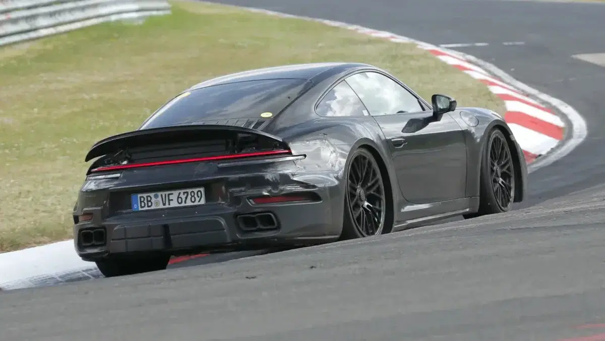 Misteriosa Porsche 911 Turbo sorpresa nei test: niente ala posteriore e look “pulito”. Che cosa ci sta nascondendo? (5)