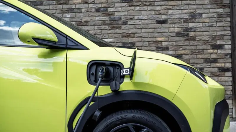 Incentivi auto elettriche 2025: Click Day del 15 ottobre rinviato all'ultimo minuto, caos ecobonus