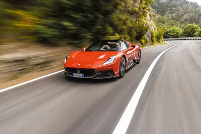 Maserati MCPura, la supercar che emoziona pi&ugrave; di qualunque elettrica. Prova e differenze rispetto a MC20
