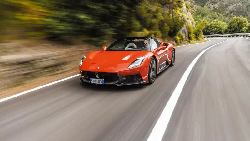 Maserati MCPura, la supercar che emoziona pi&ugrave; di qualunque elettrica. Prova e differenze rispetto a MC20