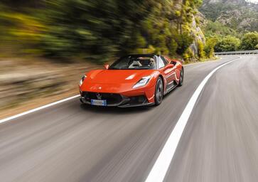 Maserati MCPura, la supercar che emoziona più di qualunque elettrica. Prova e differenze rispetto a MC20