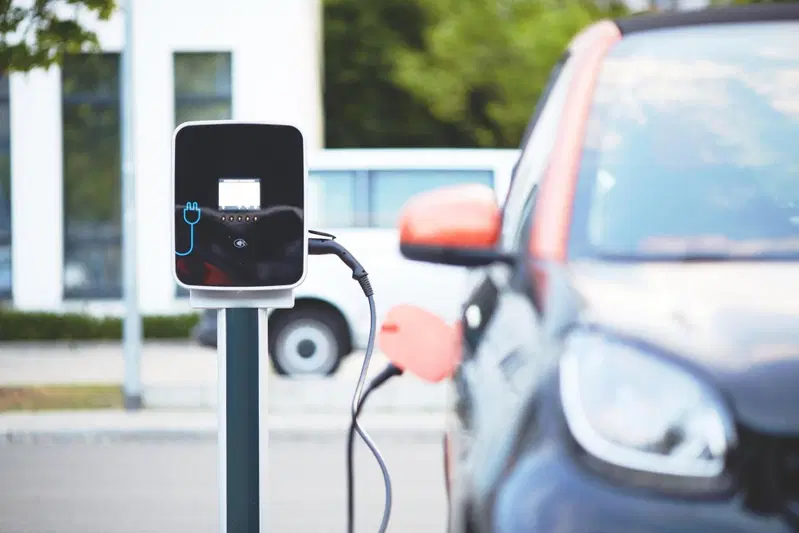 Un'auto elettrica in ricarica
