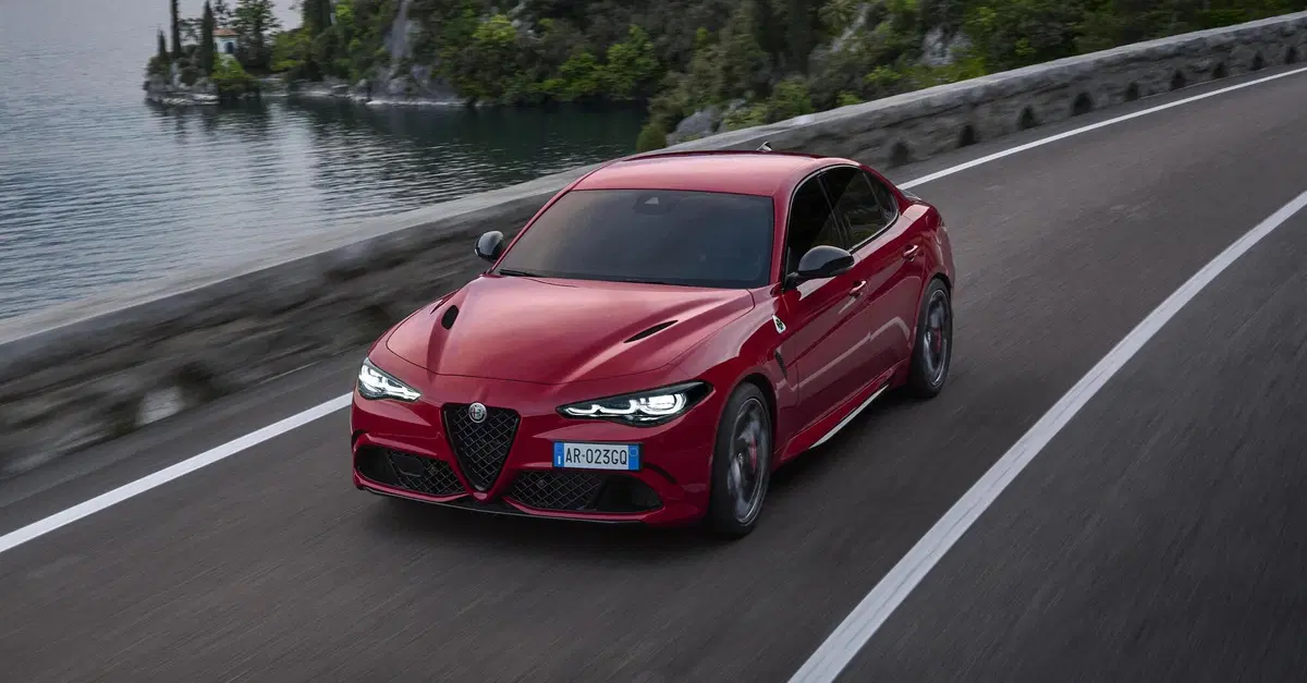 Alfa Romeo rallenta la corsa all&rsquo;elettrico: Giulia e Stelvio restano in produzione fino al 2027, in attesa delle nuove versioni ibride ed elettriche