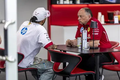 Crisi Ferrari: Fr&eacute;d&eacute;ric Vasseur parla di "maionese" con Lewis Hamilton, ma la ricetta non convince