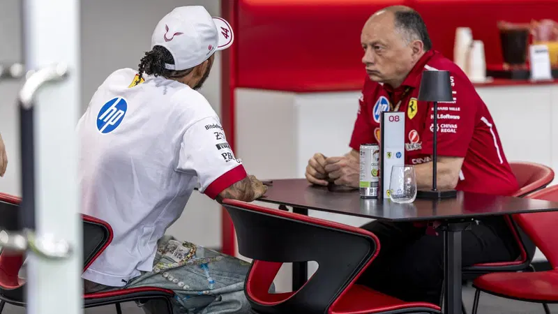 Crisi Ferrari: Fr&eacute;d&eacute;ric Vasseur parla di "maionese" con Lewis Hamilton, ma la ricetta non convince