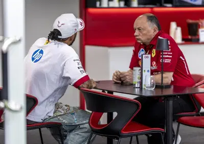 Crisi Ferrari: Frédéric Vasseur parla di maionese con Lewis Hamilton, ma la ricetta non convince