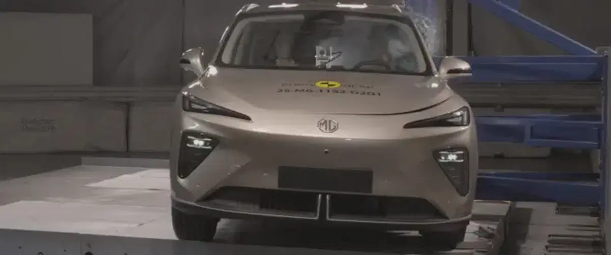 Nuova MG S6 EV svelata per sbaglio da Euro NCAP: ecco le prime immagini e le 5 Stelle nei crash test (2)