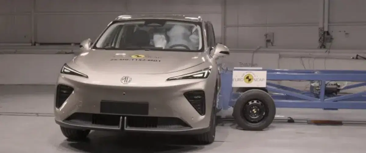 Nuova MG S6 EV svelata per sbaglio da Euro NCAP: ecco le prime immagini e le 5 Stelle nei crash test (4)