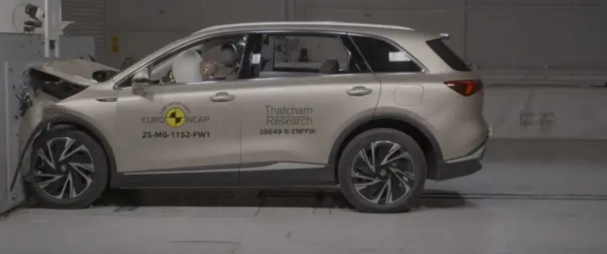 Nuova MG S6 EV svelata per sbaglio da Euro NCAP: ecco le prime immagini e le 5 Stelle nei crash test (6)