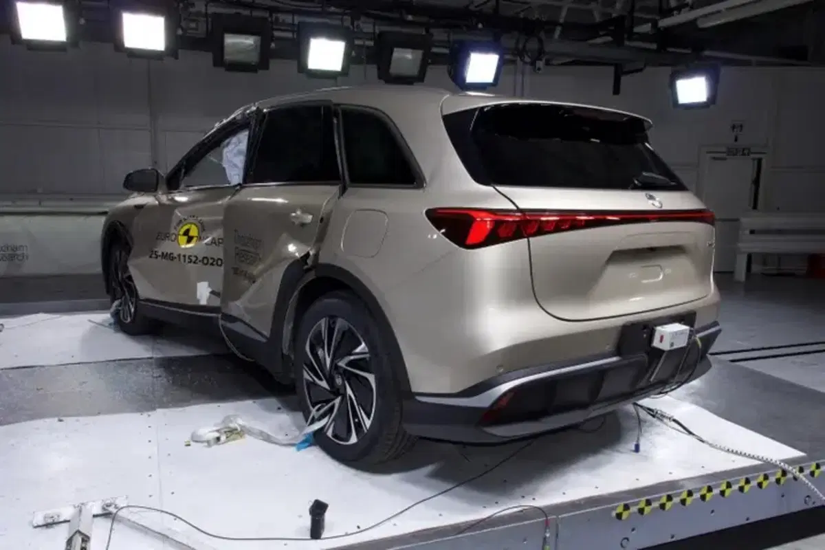 Nuova MG S6 EV svelata per sbaglio da Euro NCAP: ecco le prime immagini e le 5 Stelle nei crash test (7)