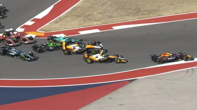 Caos McLaren nella Sprint di Austin, Norris difende Piastri: &ldquo;Non pu&ograve; essere colpa sua&rdquo;. Stella accusa Hulkenberg