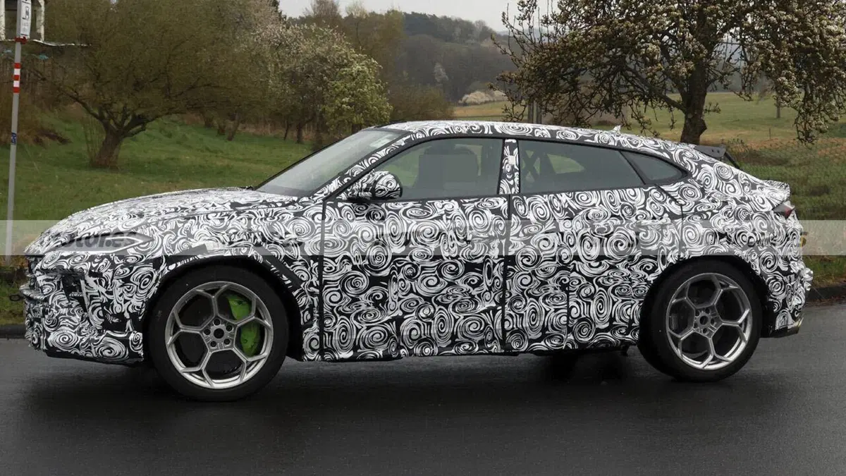 Lamborghini sta per fare uscire un SUV che sfida Ferrari: 1.000 CV e un motore ibrido invidiabile (2)