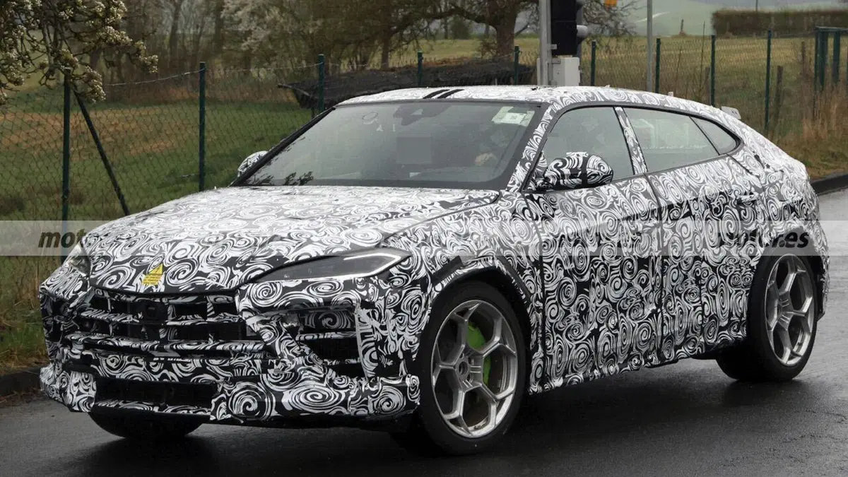 Lamborghini sta per fare uscire un SUV che sfida Ferrari: 1.000 CV e un motore ibrido invidiabile (3)