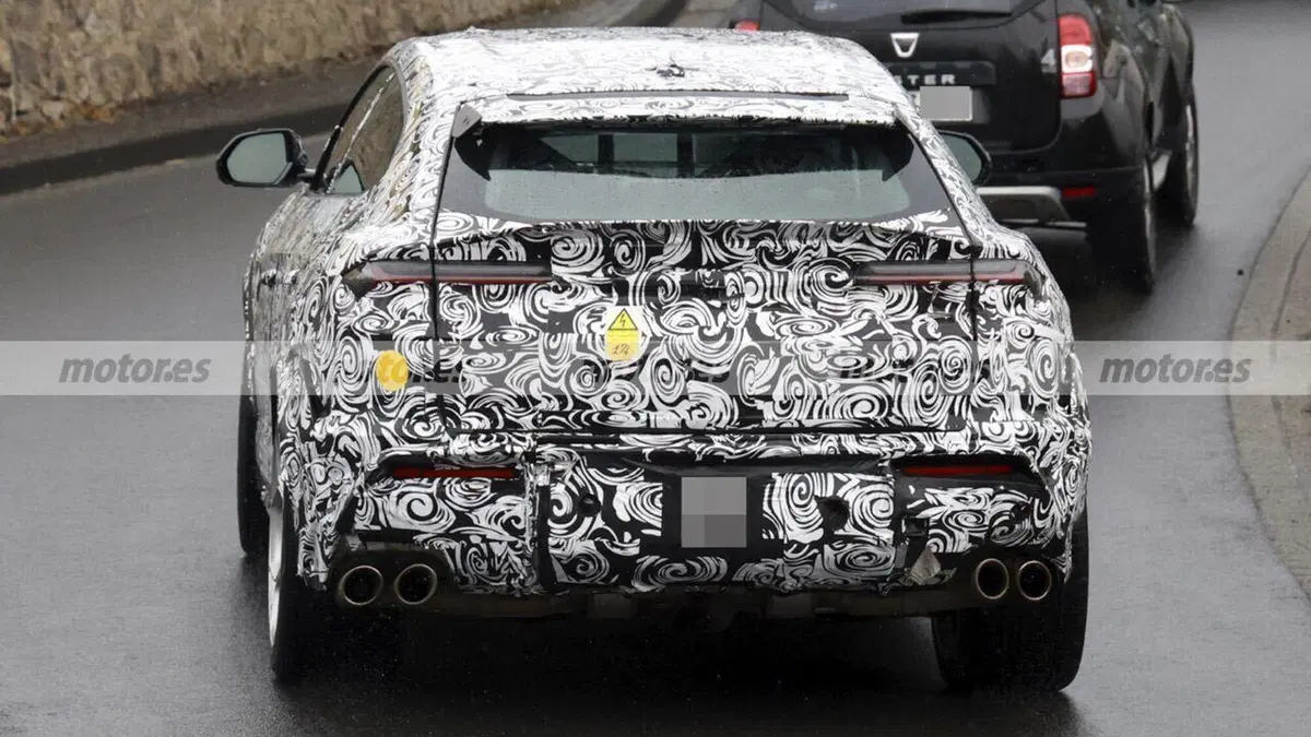 Lamborghini sta per fare uscire un SUV che sfida Ferrari: 1.000 CV e un motore ibrido invidiabile (7)