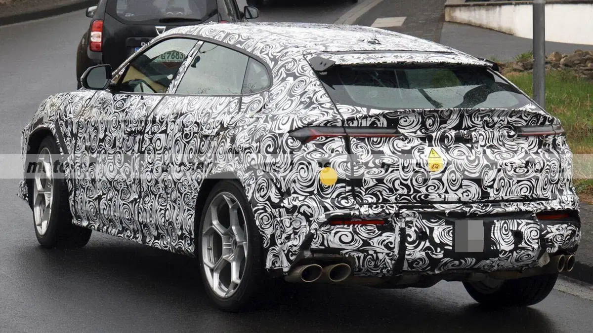 Lamborghini sta per fare uscire un SUV che sfida Ferrari: 1.000 CV e un motore ibrido invidiabile (8)