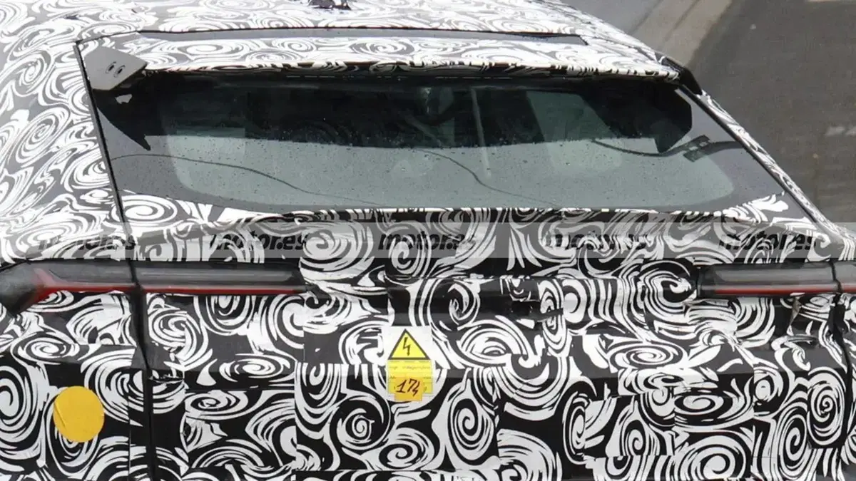 Lamborghini sta per fare uscire un SUV che sfida Ferrari: 1.000 CV e un motore ibrido invidiabile (9)