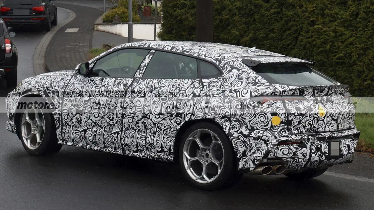 Lamborghini sta per fare uscire un SUV che sfida Ferrari: 1.000 CV e un motore ibrido invidiabile (10)