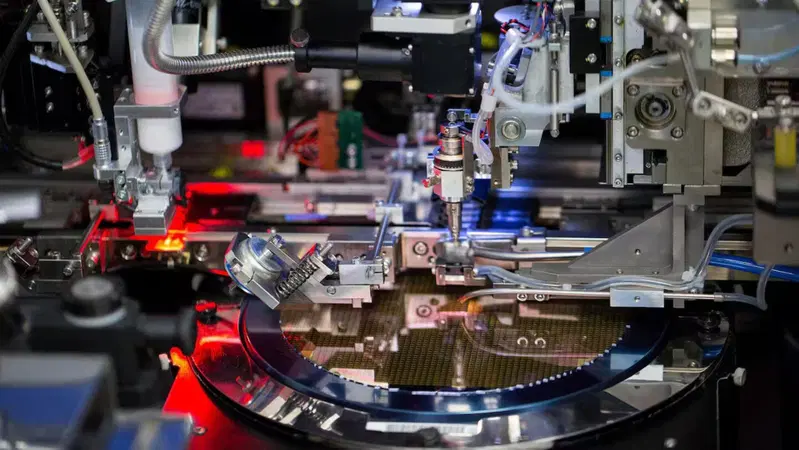 Una macchina per il die bonding assembla i chip