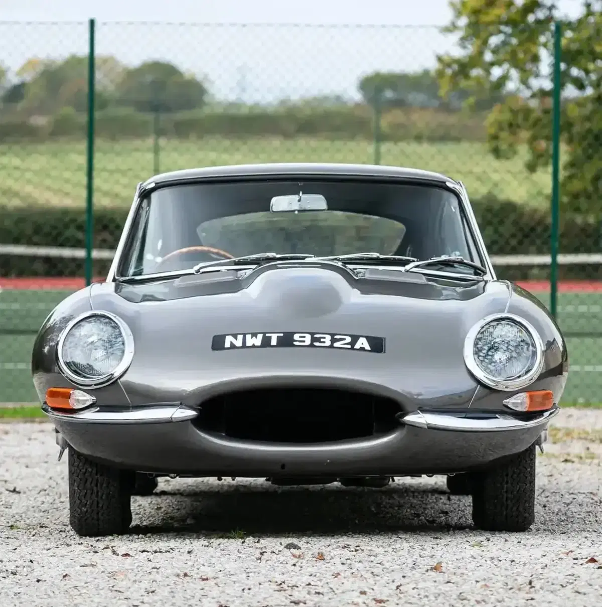 La Jaguar E-Type di Mr Bean è in vendita. Ma è una questione seria