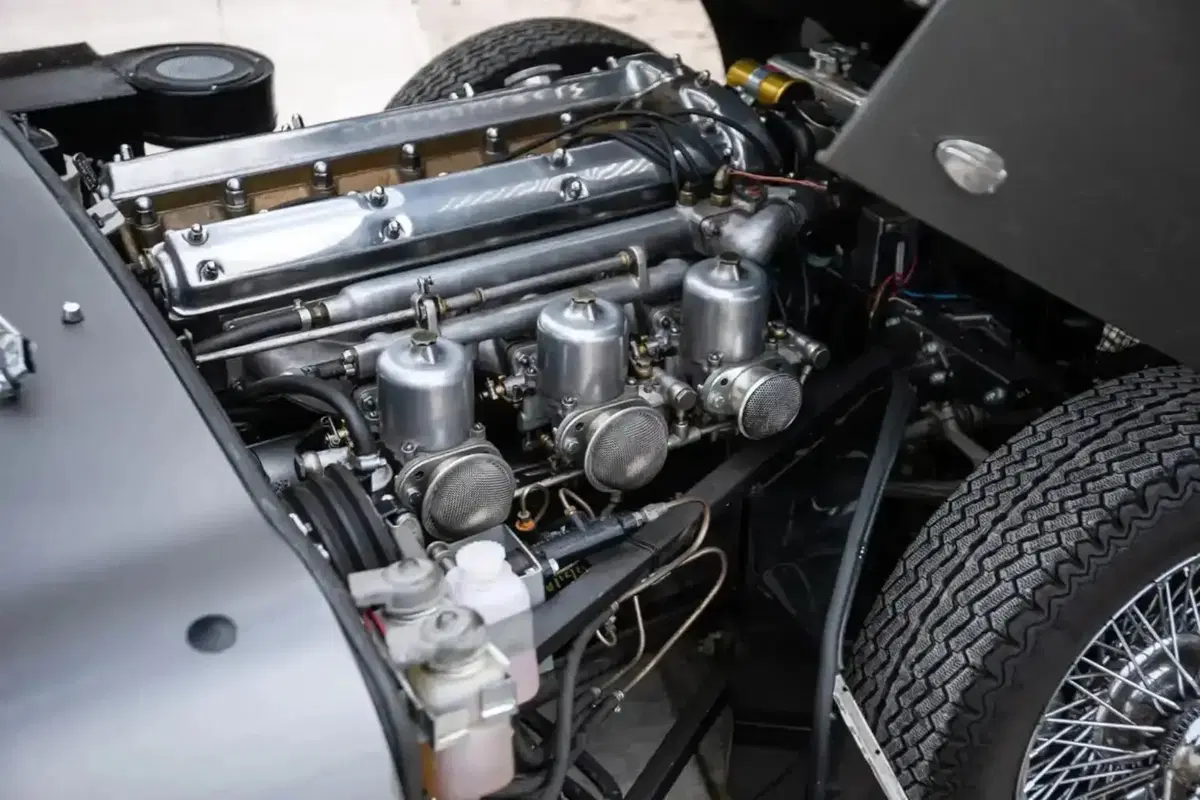 La Jaguar E-Type di Mr Bean è in vendita. Ma è una questione seria (5)