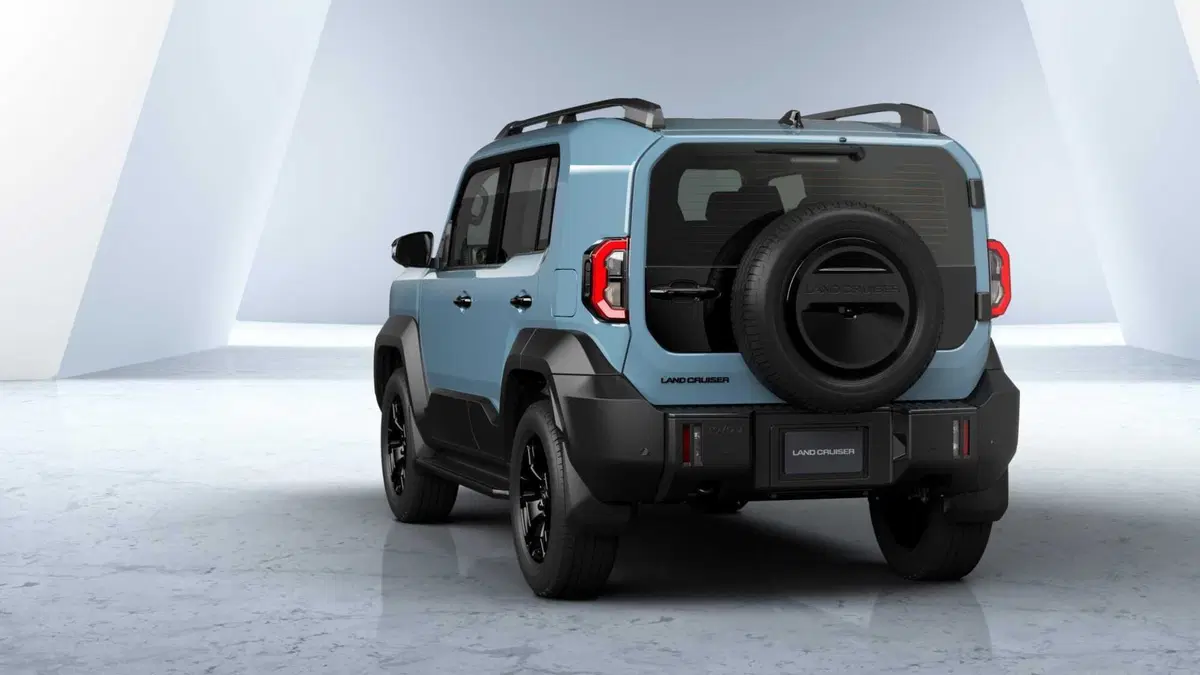 Toyota Land Cruiser FJ 2026, ora è ufficiale: il ritorno dello spirito originale, tra libertà e avventura