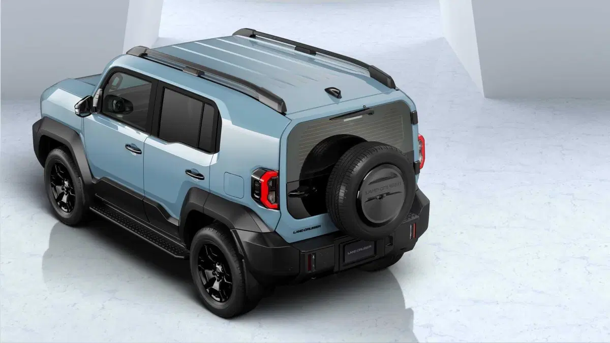 Toyota Land Cruiser FJ 2026, ora è ufficiale: il ritorno dello spirito originale, tra libertà e avventura (12)