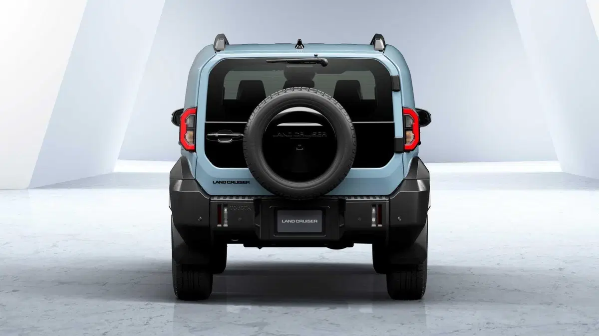 Toyota Land Cruiser FJ 2026, ora è ufficiale: il ritorno dello spirito originale, tra libertà e avventura (16)