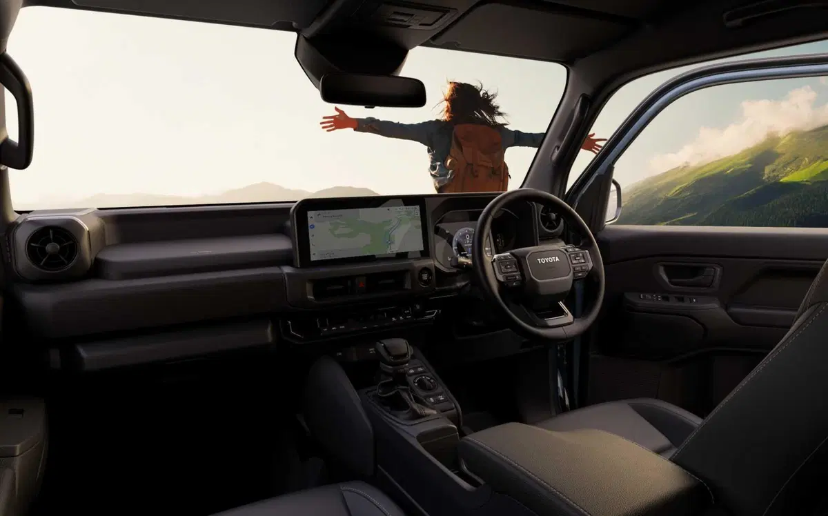 Toyota Land Cruiser FJ 2026, ora è ufficiale: il ritorno dello spirito originale, tra libertà e avventura (28)