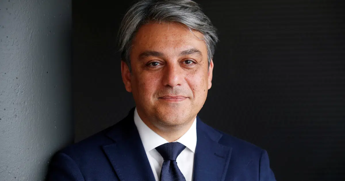 L'ex CEO di Renault, Luca De Meo, rompe il silenzio: &ldquo;Il 100% elettrico &egrave; un errore. L&rsquo;Europa non &egrave; pronta, servono auto semplici e con batterie pi&ugrave; piccole&rdquo;