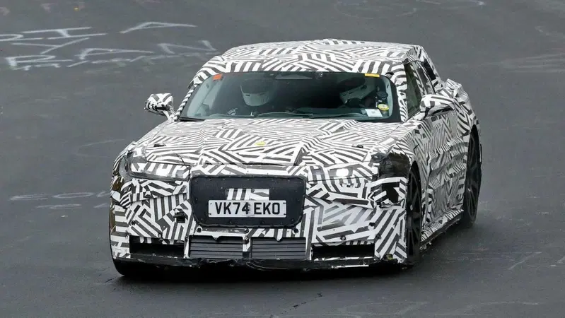 Jaguar Type 00: primi avvistamenti al N&uuml;rburgring per la nuova Gran Turismo elettrica del marchio britannico