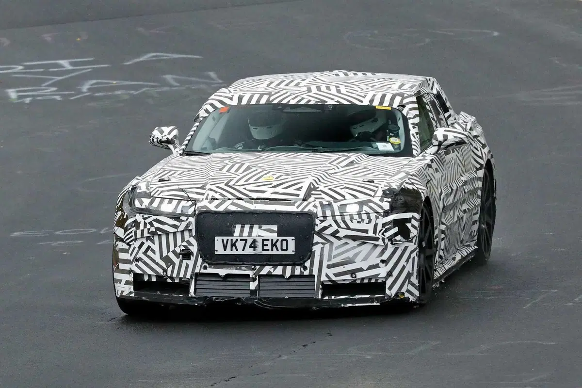 Jaguar Type 00: primi avvistamenti al Nürburgring per la nuova Gran Turismo elettrica del marchio britannico (11)