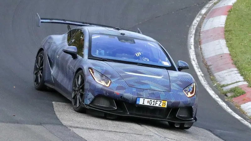 Avvistata l'elettrica sportiva cinese che vuole sfidare Porsche: ecco la Denza Z [Foto Spia]
