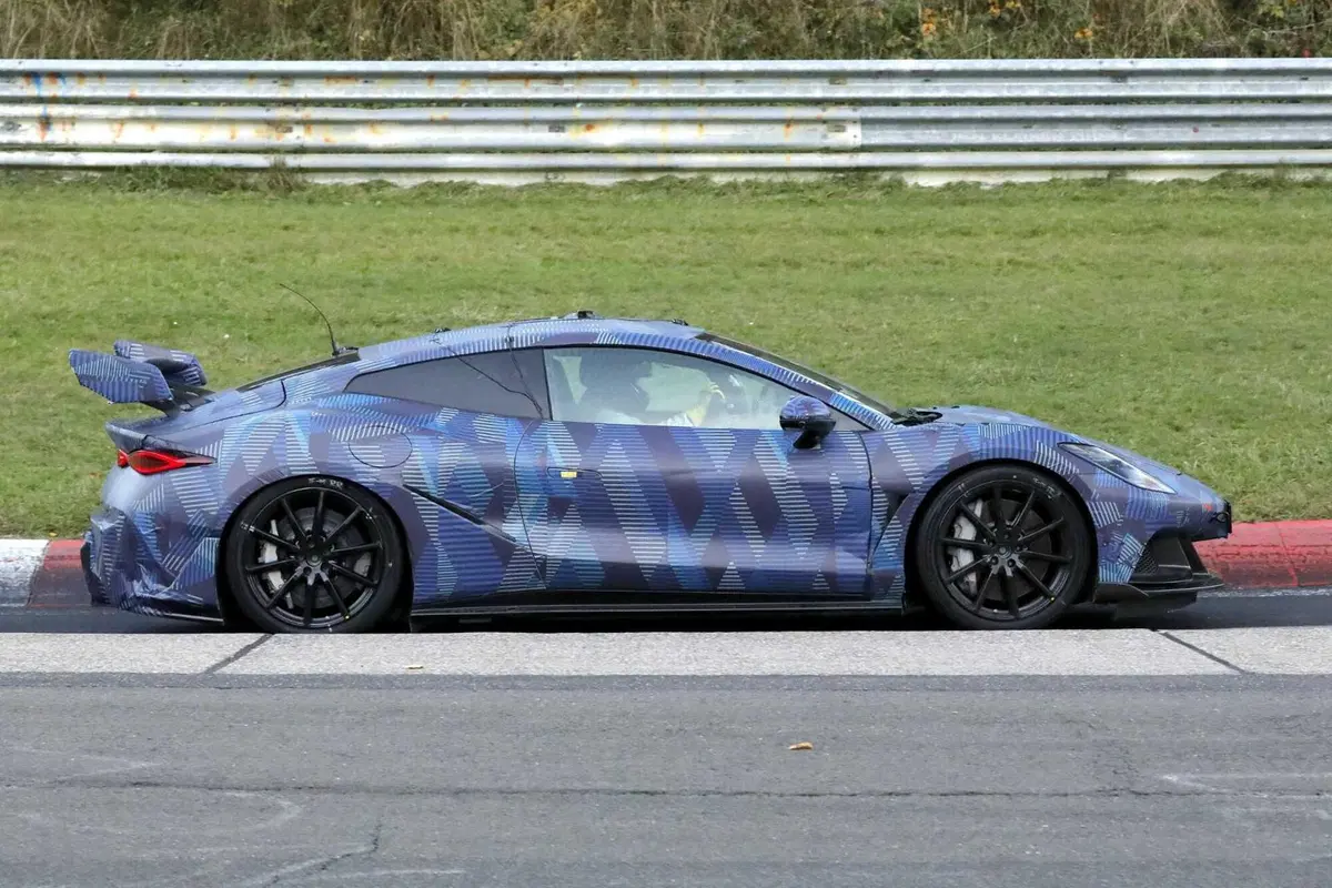 Avvistata l'elettrica sportiva cinese che vuole sfidare Porsche: ecco la Denza Z [Foto Spia]