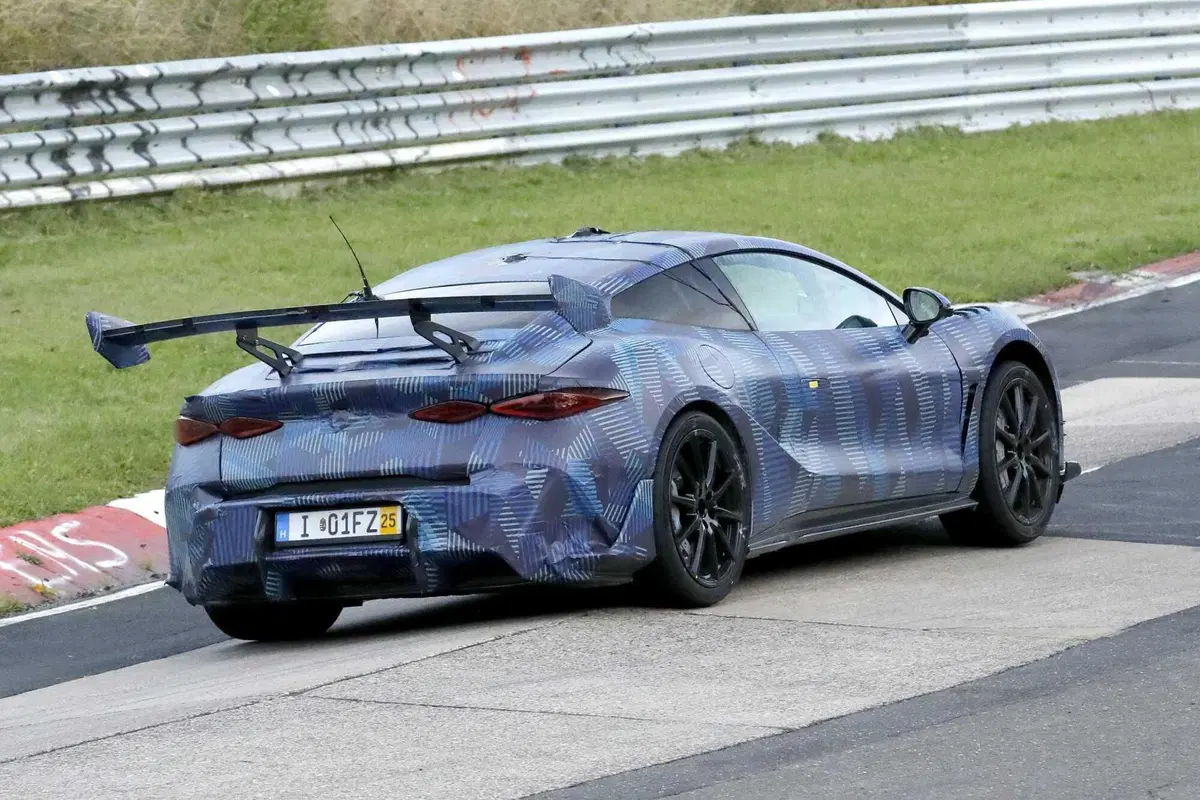 Avvistata l'elettrica sportiva cinese che vuole sfidare Porsche: ecco la Denza Z [Foto Spia] (4)